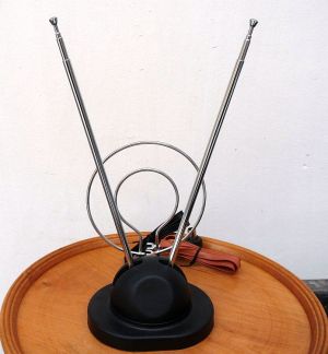 Antena TV+FM de interior cu suport ( 2 cabluri)
